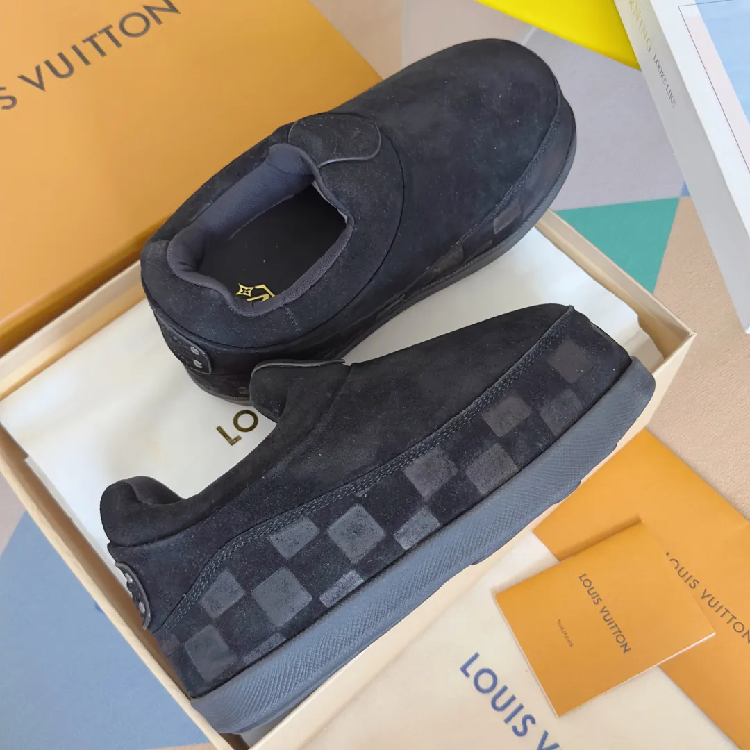 [L Family x Ingo joint model] Top P: 820💰 ▪️Size: Women's 35-40 (customized at 41.42 for women). Men's 39-44 (customized at 38.45.46) LV x Ingo joint model Top version Fatty Forrest Gump shoes Thick sole Couple model Casual sports shoes Original purchase and development Production LV Yeti lace-up shoes from LV Yeti The series combines Japanese "small feet" fashion aesthetics with classic Louis Vuitton elements in avant-garde strokes, subtly paying tribute to the traditional Japanese culture of taking off shoes when entering the house. The suede cow leather is partially embossed with Nigo's reinterpreted Damier pattern, and the comfortable casual shoe configuration highlights street style. Exquisite packaging at the delivery counter🛍📦 ▪️Fabric: Original imported first-layer cowhide ▪️Inner lining: Original custom-made breathable mesh ▪️Sole: Original molded non-slip TPU material ▪️Sole thickness: 5CM